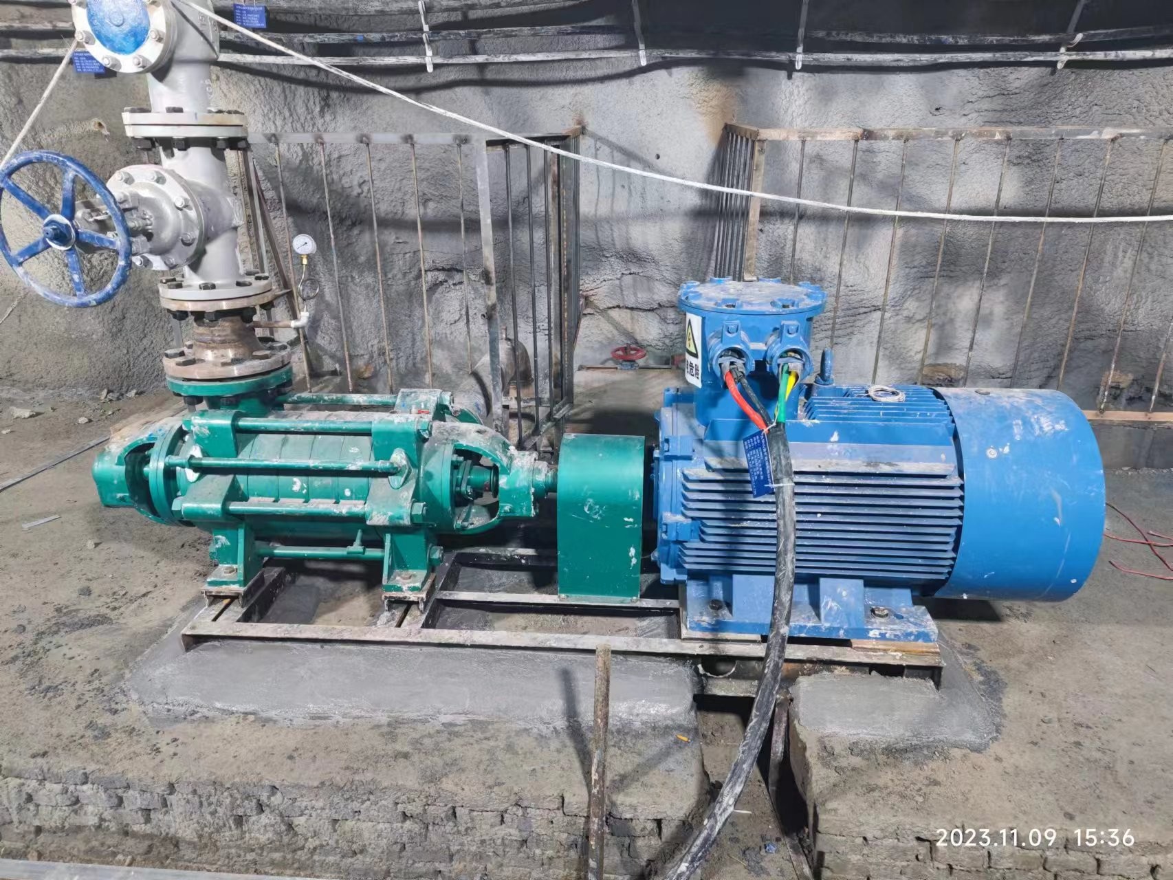 河南某金礦主排水泵安裝完成，即將投入使用